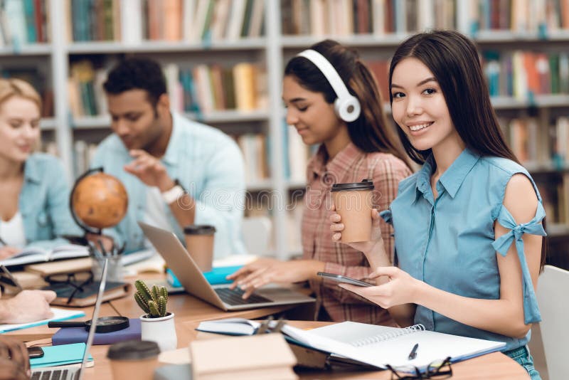 Groupe d'étudiants multiculturels ethniques dans la bibliothèque Les étudiants étudient photographie stock libre de droits Groupe d'étudiants multiculturels ethniques dans la bibliothèque Les étudiants étudient photographie stock libre de droits
