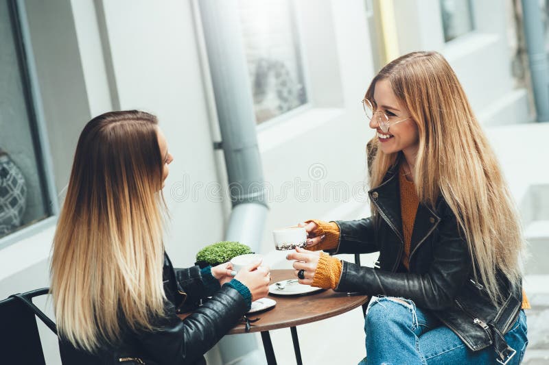 Groupe de belles jeunes filles ayant un café ensemble images libres de droits Groupe de belles jeunes filles ayant un café ensemble images libres de droits