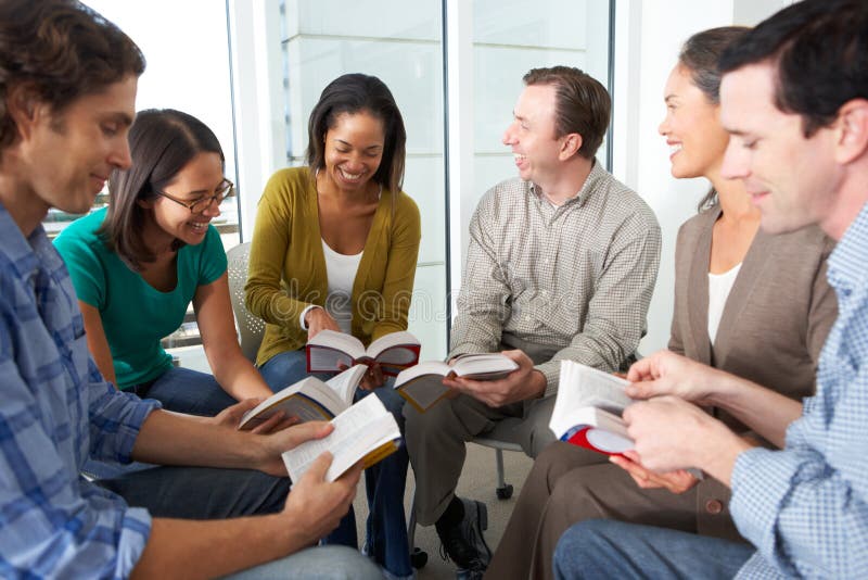 Groupe de bible lisant ensemble image libre de droits