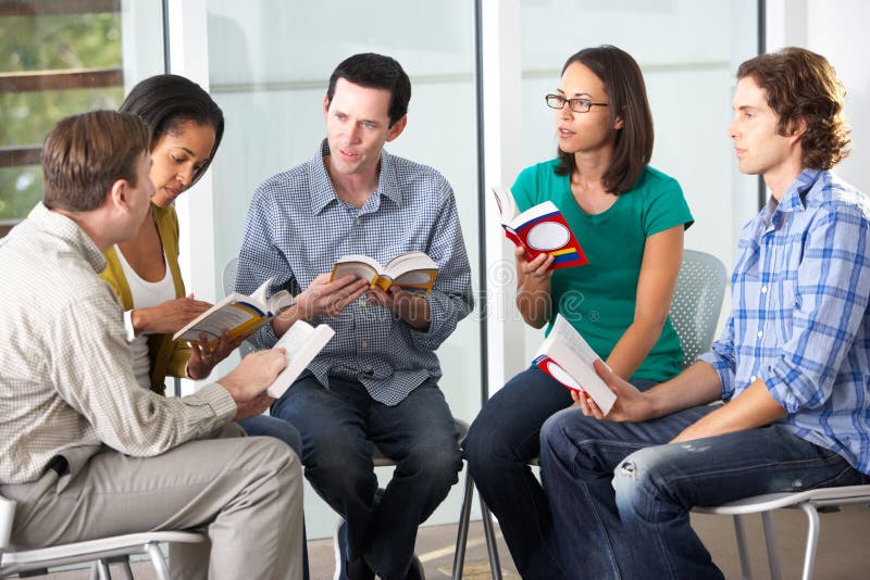 Groupe de bible lisant ensemble image libre de droits