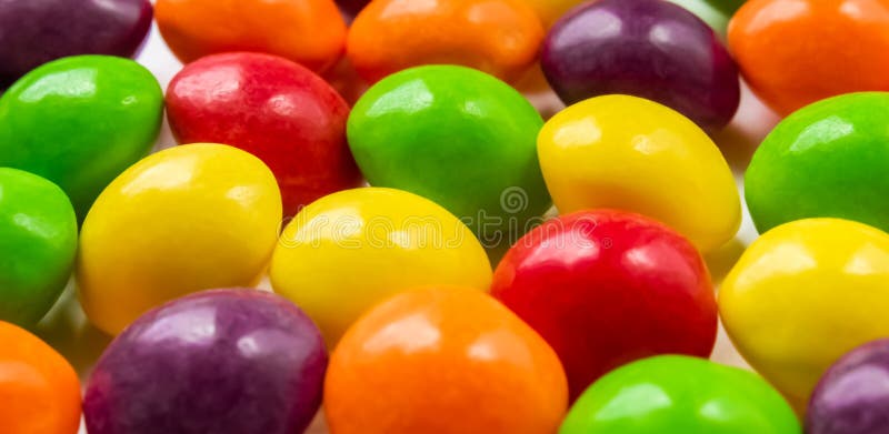 Groupe de bonbons multicolores sur fond blanc