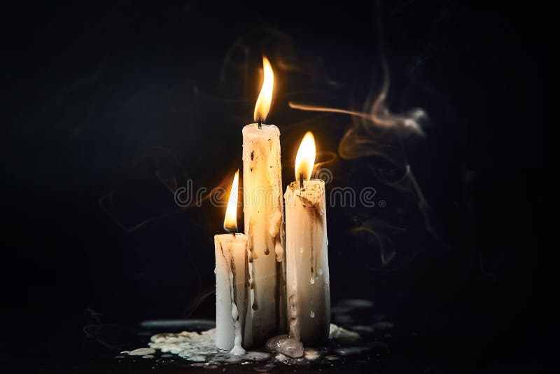 Groupe De Bougies Blanches Brûlant Dans L'obscurité Photo stock - Image du  enterrement, église: 141483898