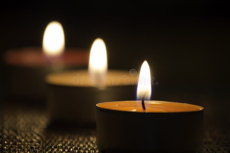 Concept De Prière Et D'espoir Lumière De Flamme De Bougie La Nuit Avec  L'abstrac Image stock - Image du paume, vacances: 114037917