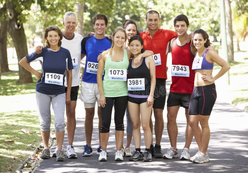 Groupe de coureurs pulsant par le parc image stock