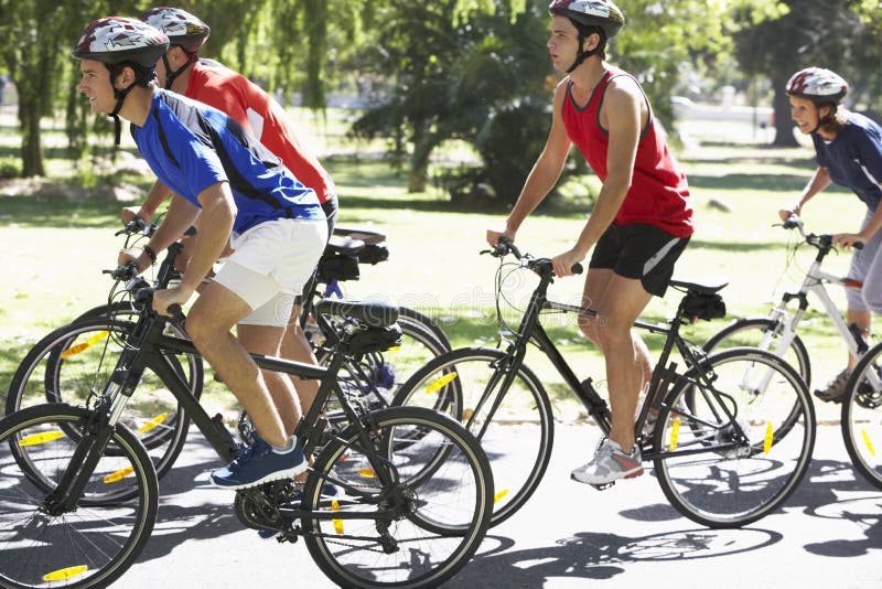 Groupe de cyclistes sur le tour de cycle par le parc images libres de droits