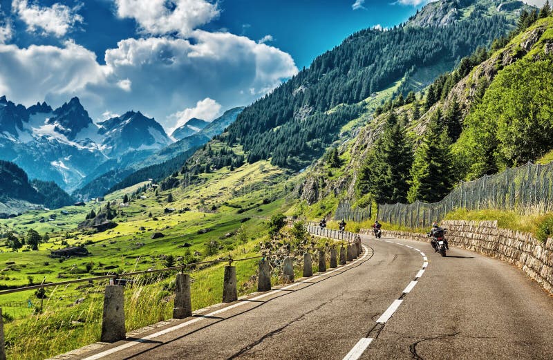 Groupe de cyclistes voyageant les Alpes européens image libre de droits Groupe de cyclistes voyageant les Alpes européens image libre de droits