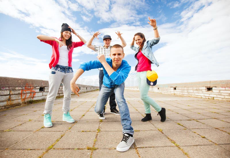 Groupe de danse d'adolescents images stock Groupe de danse d'adolescents images stock