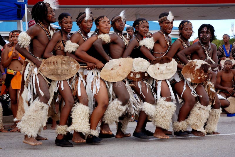 Groupe de danseurs de zoulou images stock Groupe de danseurs de zoulou images stock