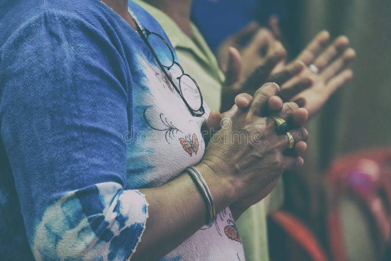 Groupe de différentes femmes priant ensemble lors de la réunion de prière images libres de droits