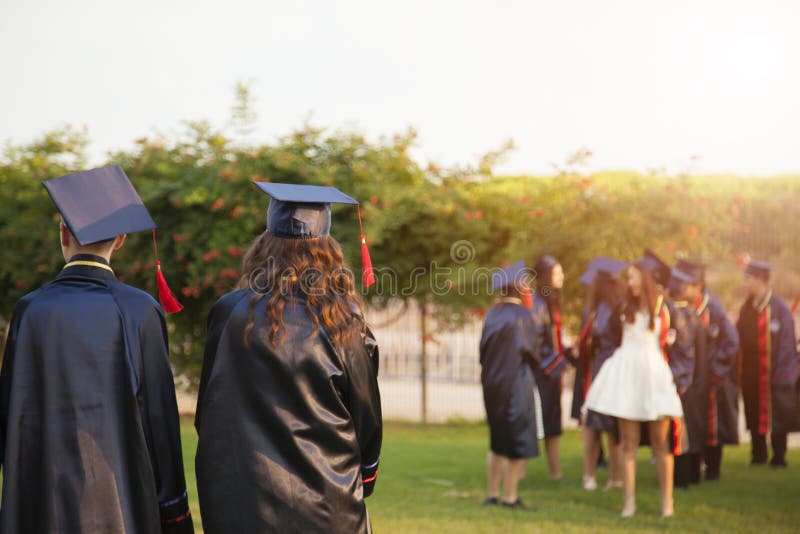 Groupe de dipl?m?s pendant le commencement F?licitation d'?ducation de concept ? l'universit? C?r?monie photos stock Groupe de dipl?m?s pendant le commencement F?licitation d'?ducation de concept ? l'universit? C?r?monie photos stock