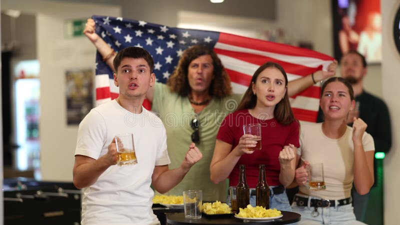 Groupe de fans de l'équipe nationale des états-unis passent du temps dans un bar à crier des slogans soutenant leur équipe préféré clips vidéos