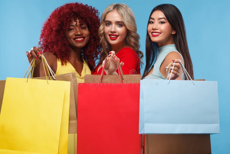 Groupe de femmes aux achats des vacances de Black Friday photographie stock libre de droits Groupe de femmes aux achats des vacances de Black Friday photographie stock libre de droits