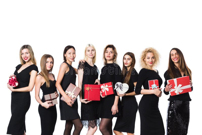 Groupe de femmes de mode dans la robe noire avec des cadeaux dans des mains d'isolement photo stock Groupe de femmes de mode dans la robe noire avec des cadeaux dans des mains d'isolement photo stock