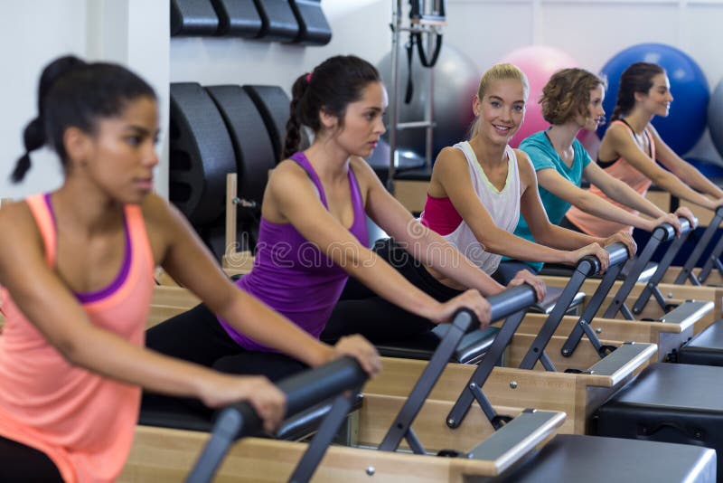 Groupe Fitness Et Bras Pour L'exercice Lunaire Dans Une Salle De