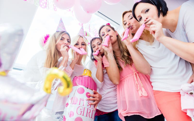 Groupe de femmes sur la partie de fête de naissance ayant l'amusement photo stock Groupe de femmes sur la partie de fête de naissance ayant l'amusement photo stock