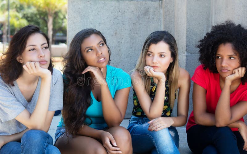 Groupe de filles déçues images libres de droits Groupe de filles déçues images libres de droits