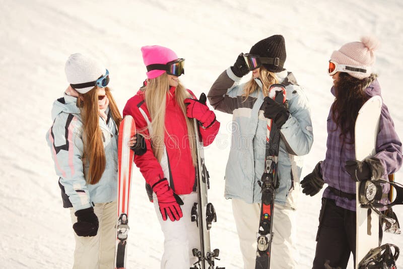 Petite Fille En Costume De Ski Bleu Et Jaune Ski En Descente Activité  Récréative De Sports D'hiver