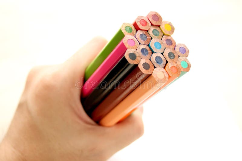Groupe de fixation de main de crayons de couleur