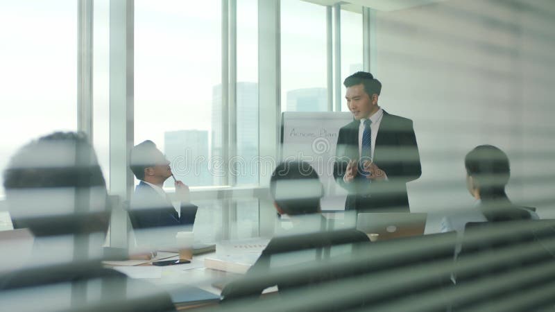 Groupe de gens d'affaires asiatiques se réunissant au bureau banque de vidéos