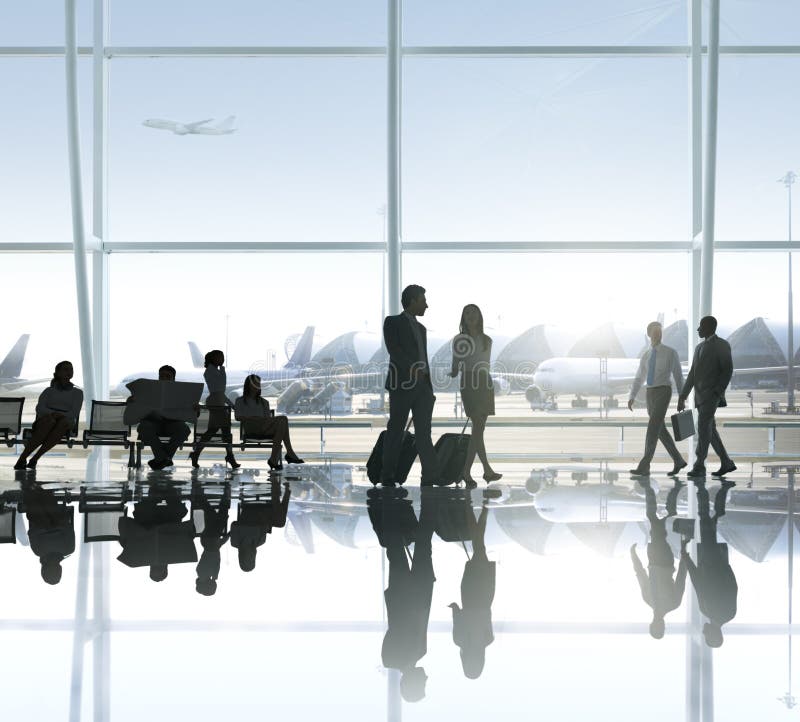 Groupe de gens d'affaires dans l'aéroport images libres de droits Groupe de gens d'affaires dans l'aéroport images libres de droits
