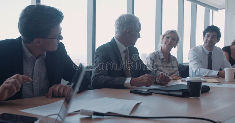 Groupe de gens d'affaires dans la salle de conférence banque de vidéos