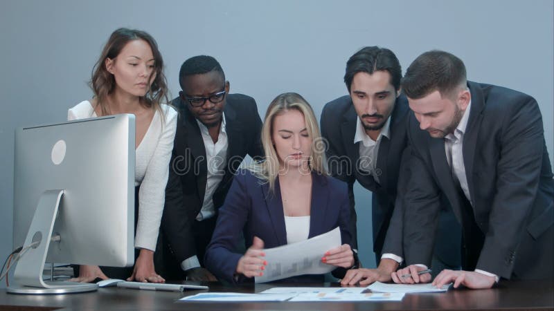 Groupe de gens d'affaires de question financière de discussion occupée au cours de la réunion, se tenant autour du bureau femelle photographie stock Groupe de gens d'affaires de question financière de discussion occupée au cours de la réunion, se tenant autour du bureau femelle photographie stock