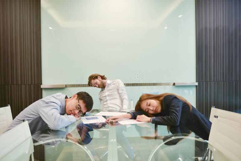 Groupe de gens d'affaires dormant dans le lieu de réunion avec la PIC vide photo libre de droits Groupe de gens d'affaires dormant dans le lieu de réunion avec la PIC vide photo libre de droits