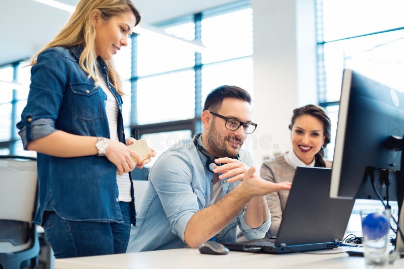 Groupe de gens d'affaires et de programmateurs de logiciel travaillant en équipe dans le bureau images libres de droits