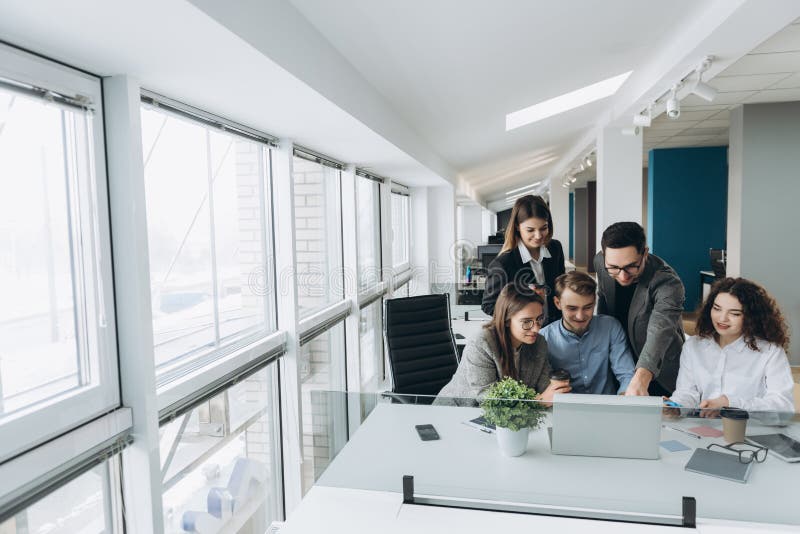 Groupe de gens d'affaires inspir? s de sourire travaillant ensemble dans le bureau image libre de droits