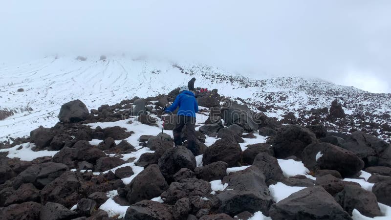 Groupe de grimpeurs touristique en marchant le long d'un chemin enneigé sur les pierres clips vidéos