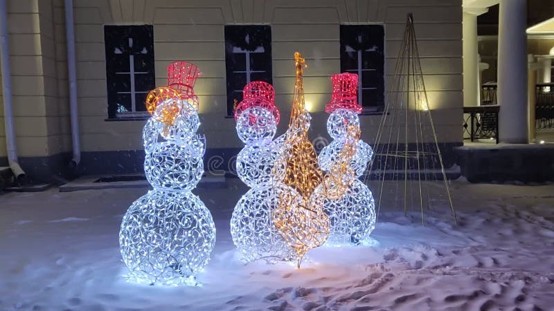 Groupe de jazz de joyeux snowmen. concert toute la nuit. nouvelle année illumination 2022. le concept du nouvel an et de noël.