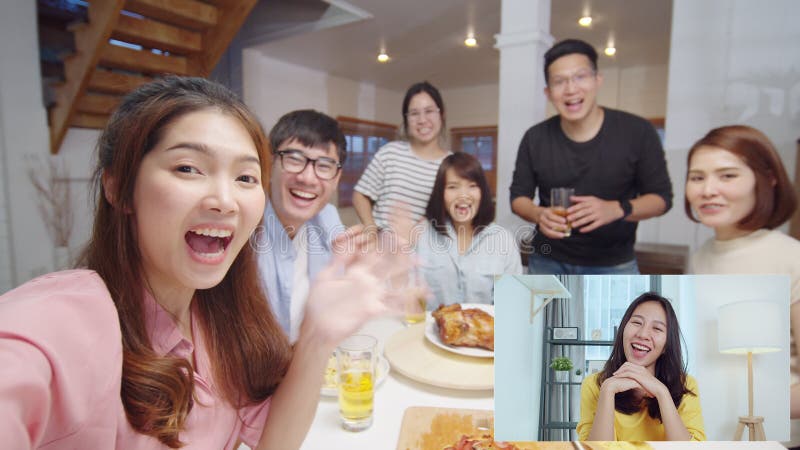 Groupe de jeune regard asiatique de personnes à la salutation visuelle à distance d'appel de caméra avec le dîner d'ami à la maiso