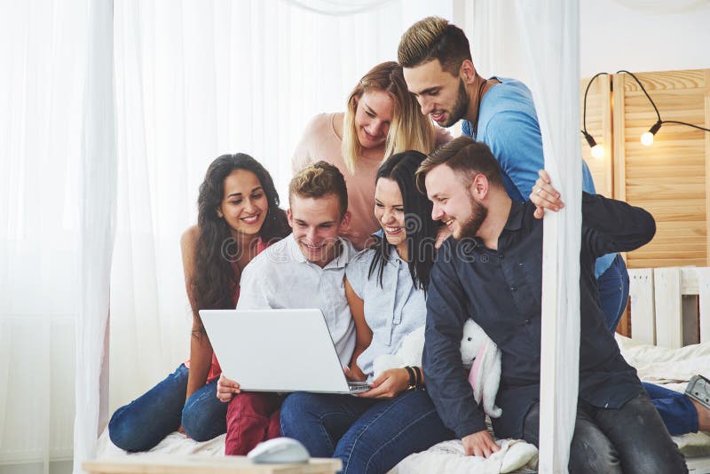 Groupe de jeunes amis créatifs accrochant le concept social de media Les gens jouent ensemble des jeux ou observent le film visue photographie stock libre de droits Groupe de jeunes amis créatifs accrochant le concept social de media Les gens jouent ensemble des jeux ou observent le film visue photographie stock libre de droits