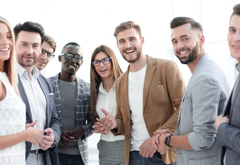 Groupe de jeunes employés réussis photo libre de droits
