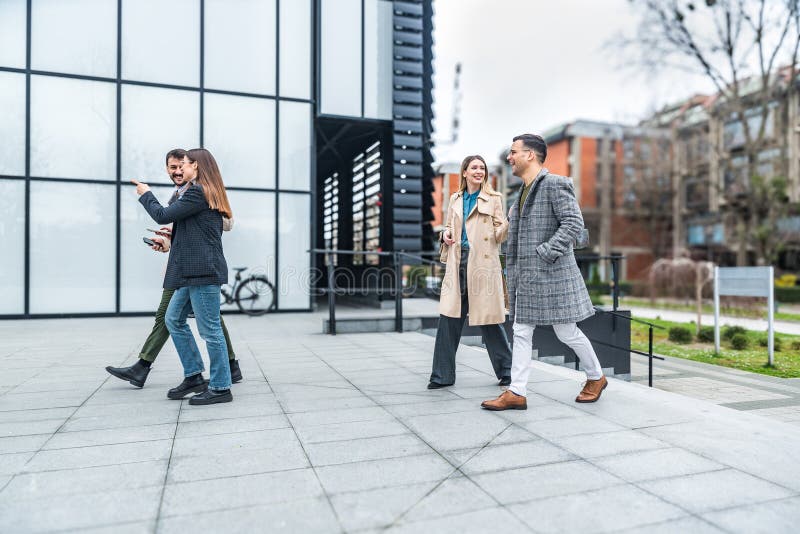 Groupe de jeunes entrepreneurs boursiers et experts en bourse leaders dans la science moderne finance et économie debout images libres de droits