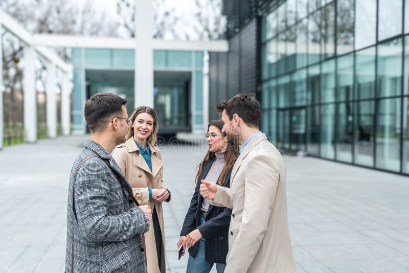 Groupe de jeunes entrepreneurs boursiers et experts en bourse leaders dans la science moderne finance et économie debout image libre de droits