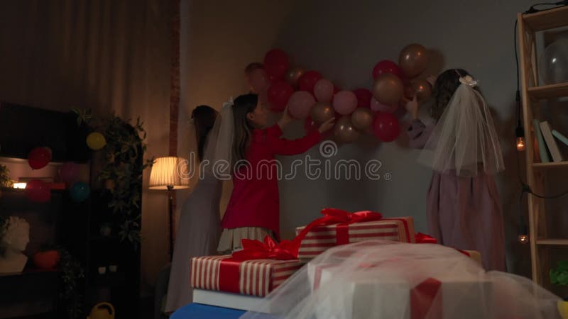 Groupe de jeunes femmes amies et mariées célébrant la fête de bachelorette à la maison demoiselles d'honneur décorer la salle de f clips vidéos