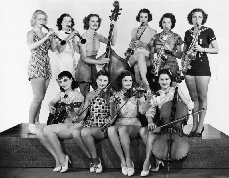 Groupe de jeunes femmes jouant l'instrument (toutes les personnes représentées ne sont pas plus long vivantes et aucun domaine n'