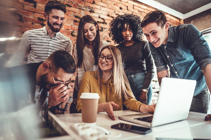 Groupe de jeunes gens d'affaires heureux lors d'une réunion au bureau photos stock