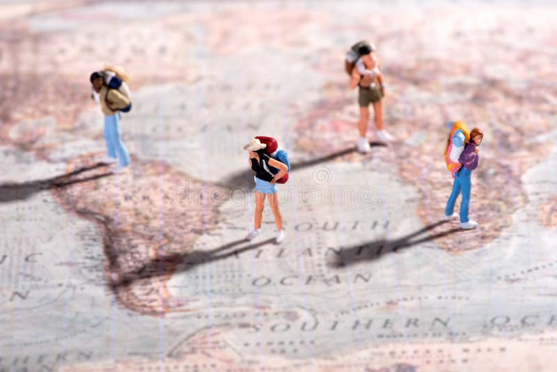 Groupe de jeunes voyageurs sur une carte du monde photo libre de droits Groupe de jeunes voyageurs sur une carte du monde photo libre de droits