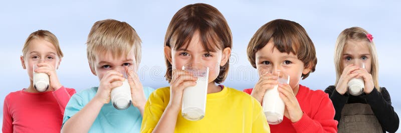 Groupe de la bannière saine en verre de consommation d'enfants de lait boisson de garçon de fille d'enfants images stock Groupe de la bannière saine en verre de consommation d'enfants de lait boisson de garçon de fille d'enfants images stock
