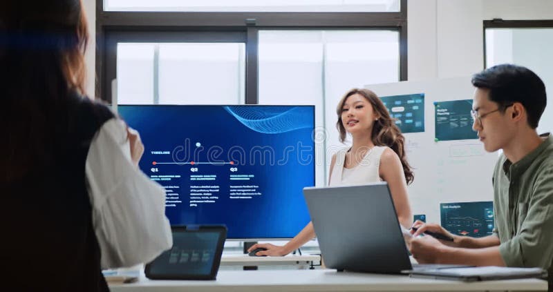 Groupe de la génération asiatique z hommes d'affaires travaillent ensemble à domicile. Réunion de brainstorm de l'équipe financièr banque de vidéos
