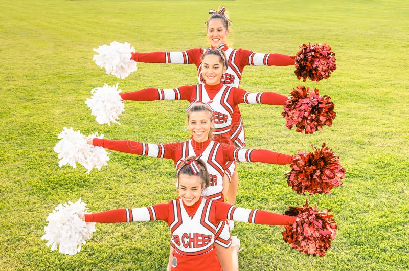 Groupe De Pom-pom Girls Se Produisant En Plein Air à L'université Campus  Sport Concept De Pom-pom Girl Formation D'équipe à L'écol Image stock -  Image du joie, zone: 213809125