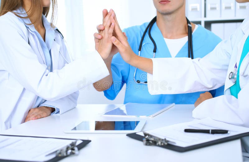 Groupe de médecins joignant des mains lors de la réunion Travail d'équipe et succès dans la médecine photos libres de droits Groupe de médecins joignant des mains lors de la réunion Travail d'équipe et succès dans la médecine photos libres de droits