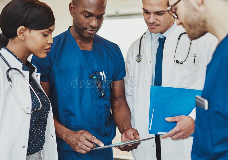 Groupe de médecins multiraciaux photographie stock libre de droits Groupe de médecins multiraciaux photographie stock libre de droits