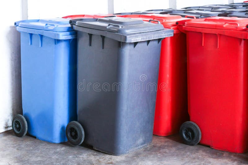 Groupe de nouvelles grandes poubelles colorées de wheelie pour des déchets, réutilisant des déchets photographie stock libre de droits Groupe de nouvelles grandes poubelles colorées de wheelie pour des déchets, réutilisant des déchets photographie stock libre de droits