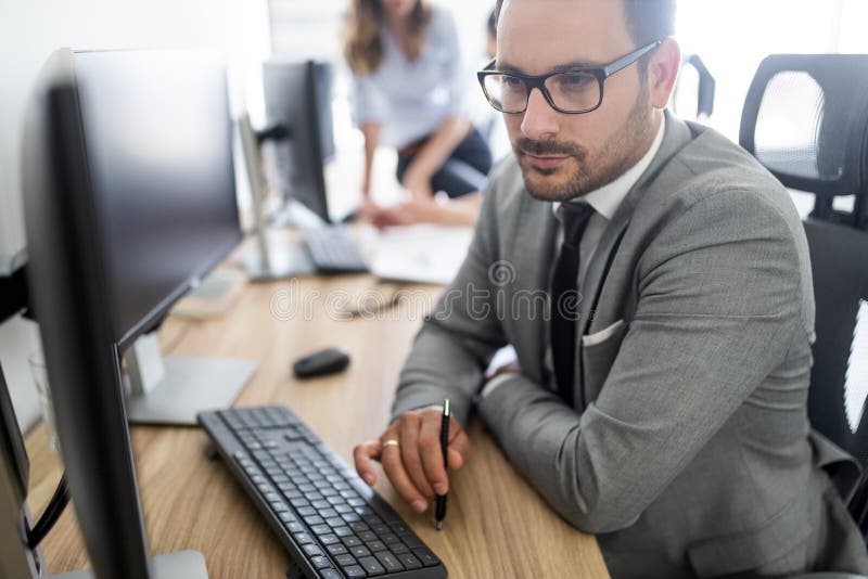 Groupe de personnes d'affaires r?ussi au travail dans le bureau photo stock Groupe de personnes d'affaires r?ussi au travail dans le bureau photo stock