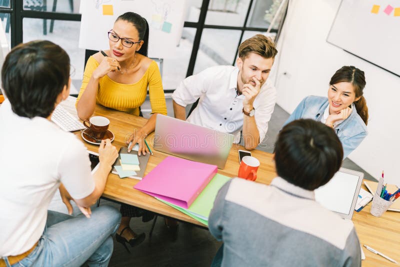 Groupe de personnes divers multi-ethnique au travail Équipe créative, collègue occasionnel d'affaires, ou étudiants universitaire image libre de droits