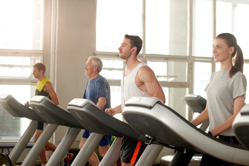 Les Gens Courant Sur Les Tapis De Course à La Salle De Sport. Photo stock -  Image du heureux, matériel: 203393052