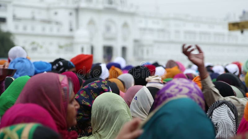 Groupe de personnes à la rue à Amritsar, vue d'arrière des têtes couvertes banque de vidéos